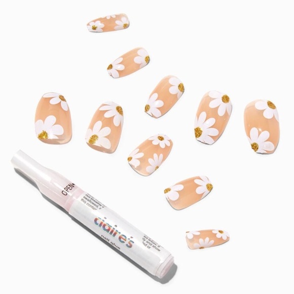 Claire’s White Daisy Coffin Vegan Press-On Nail Set - 24 Pack - Picture 1 of 4